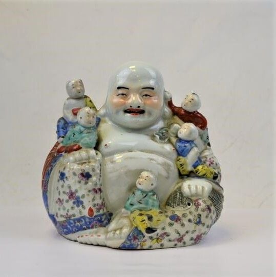 SUJET EN PORCELAINE MOULEE REPRESENTANT UN PUTAI / BOUDDHA RIEUR ENTOURE DE CINQ ENFANTS Chine, Epoque XXe siècle Marque en creux au dessous (fêle glaçure)
