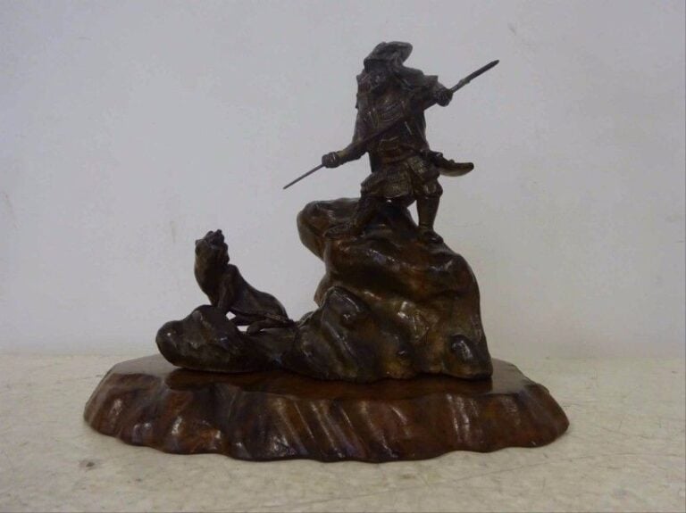 SUJET EN REGULE FIGURANT UN SAMOURAI EN PRISE AVEC UN TIGRE Japon, Période Meiji On y joint un socle en boi