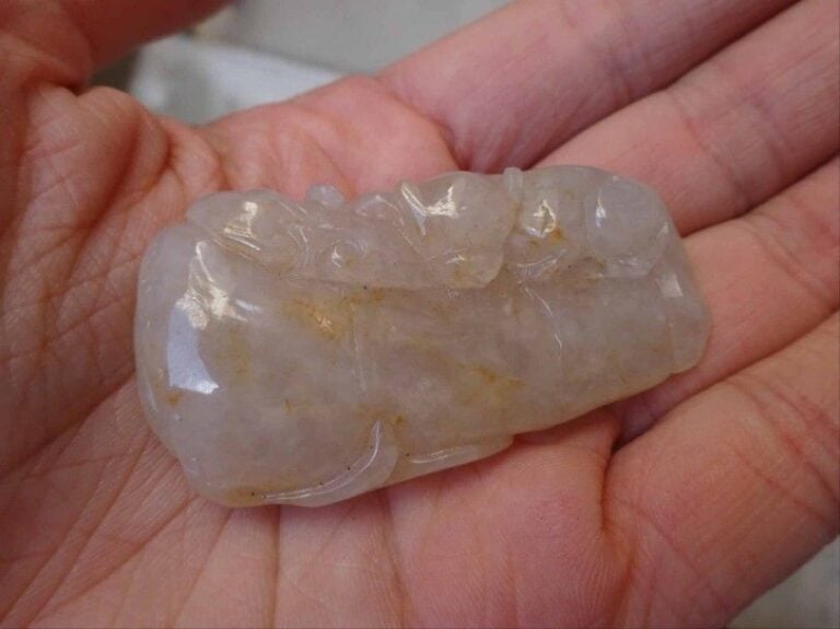 SUJET / PENDENTIF EN JADE NEPHRITE BLANC FIGURANT CHAUVE-SOURIS ET BAMBOU° Chine Epoque XXe siècle L'association du bambou et de la chauve-souris formule un voeu de bonheu