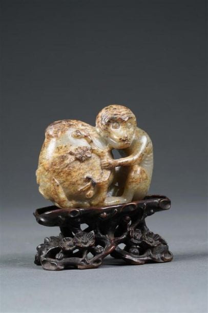 SUJET / PRESSE-PAPIERS EN JADE NEPHRITE SCULPTE A L'EFFIGIE D'UN SINGE A LA PECHE