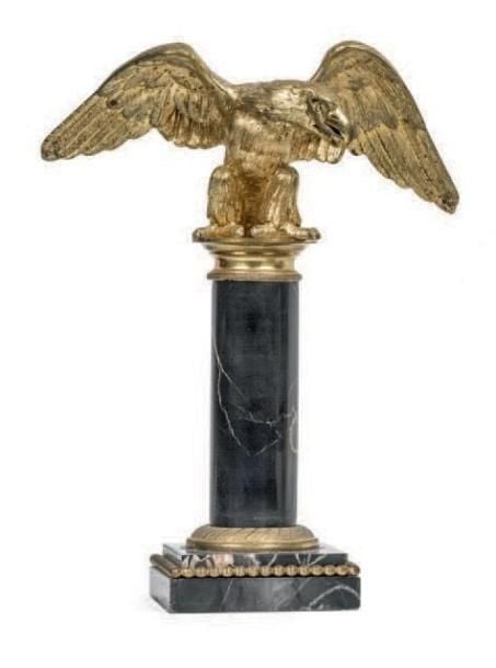 Sujet représentant un aigle en bronze doré sur une colonne en marbre noi
