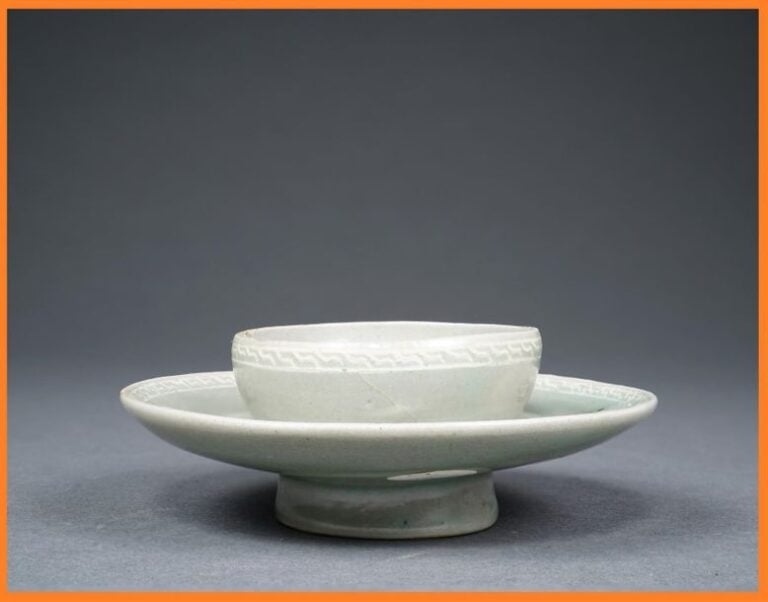 SUPPORT DE COUPE A VIN EN GRES PORCELAINEUX A COUVERTE CELADON