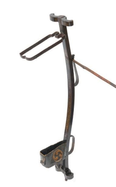 Support pour étui à flèches en bois laqué noir orné de pièces de métal et de cui