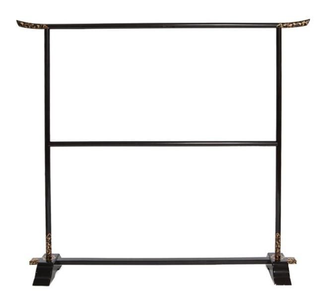 Support pour kimono (iko) laqué noir et décoré de motifs floraux en laque maki-e doré