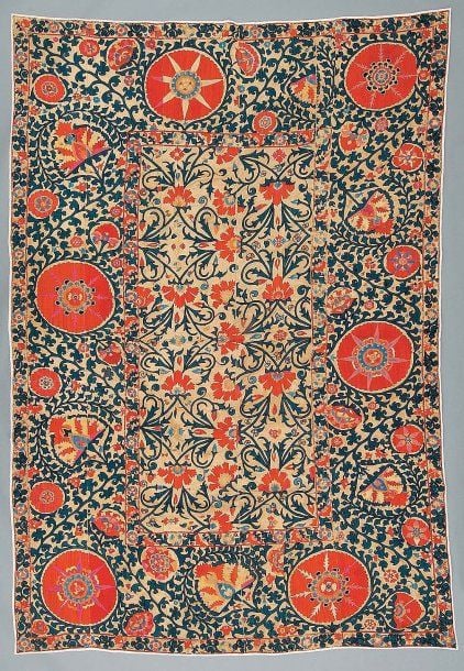 SUZANI Belle tenture brodée de sept lés, à décor floral polychrome à dominantes pourpre et feuillages vert fonc