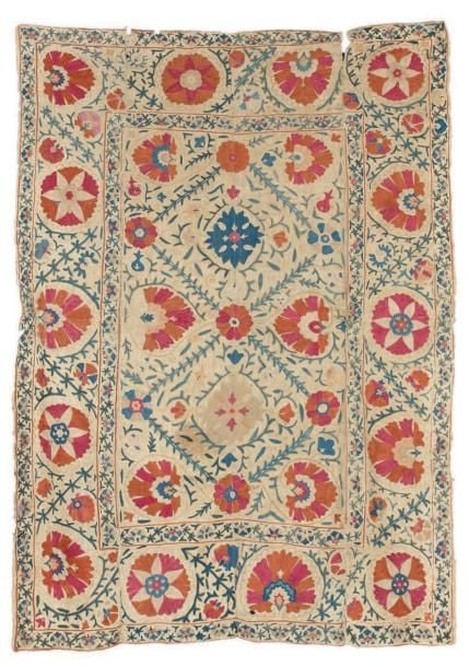 Suzani Cette pièce aux dimensions importantes est dite suzani ce qui signifie «travail à l'aiguille