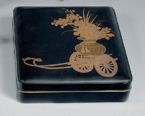 Suzuribako en laque ro-iro, le couvercle orné en hiramaki-e et takamaki-e or, d'un vase de fleurs posé sur un chario