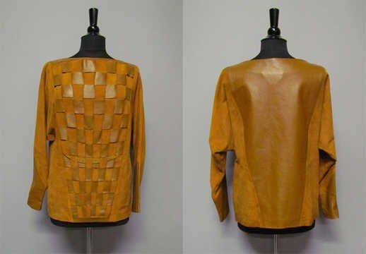 SWEATER en peau et cuir ocre à effet de bandes entrelacées sur le devant figurant un plastron, encolure bateau, manches longues entravées (env TS/M) (légère salissure)