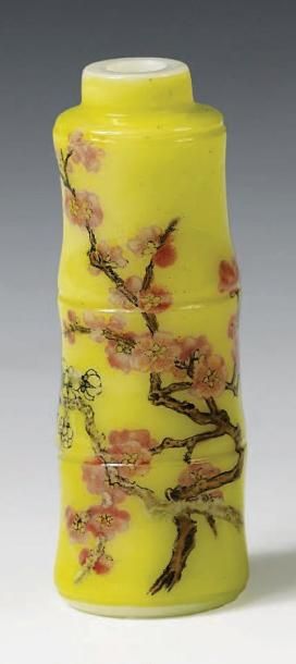 Tabatière en verre de Pékin, en forme de bambou, à décor de fleurs de prunus sur fond jaun