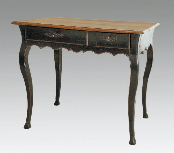 Table à écrire en bois noirci ouvrant à deux tiroirs en ceinture, pieds galbés terminés par un sabo