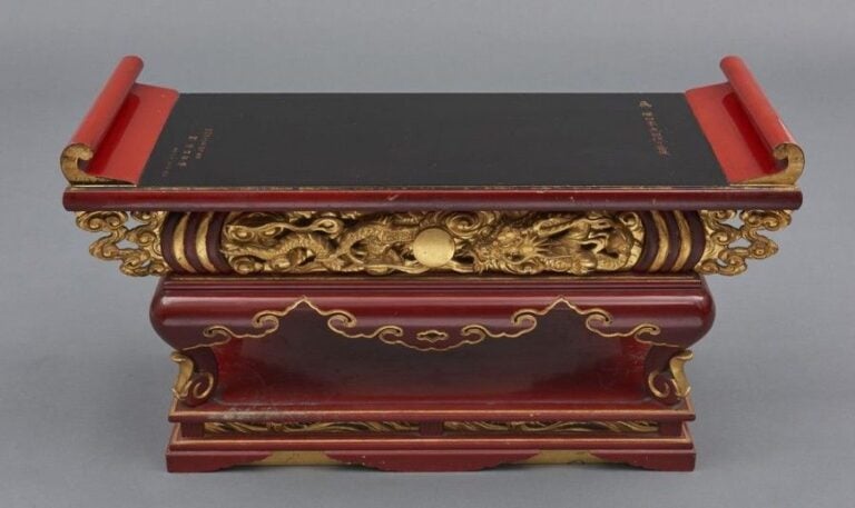Table à sutra garnie de laque rouge et doré