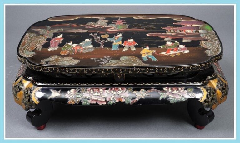 TABLE A THE QUADRIPODE EN BOIS LAQUE NOIR REHAUSSE DE POLYCHROMIE