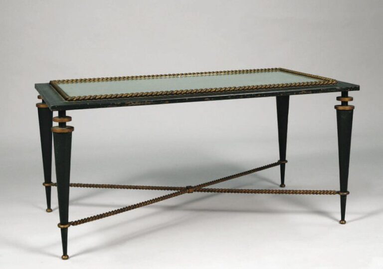 Table base à monture en fer forgé et tôle recourbée patinée vert foncé à plateau rectangulaire en cuvette à fond de miroir et entourage de cordelière doré