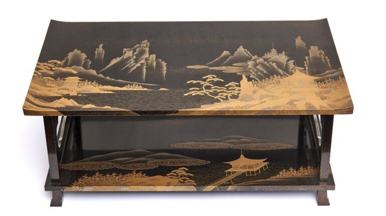 Table basse à deux plateaux laqués et décorés de paysages de montagne, de bâtiments sur le bord d'un lac, en laque makie or, et parsemée de laque nashij