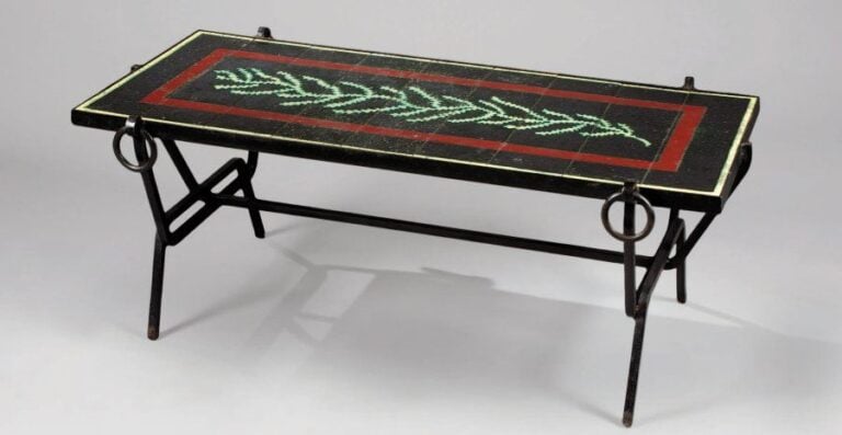 Table basse à piétement en fer forgé plat, noirci, et plateau rectangulaire à cornière en cuvette et plaque de grès émaillé à motifs végétau