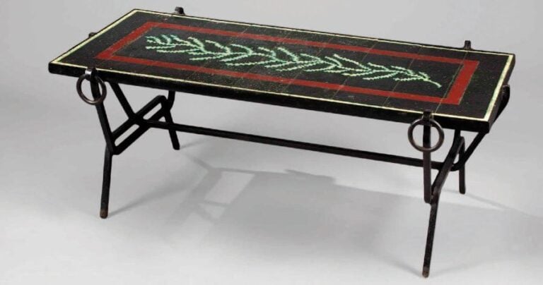 Table basse à piétement en fer forgé plat, noirci, et plateau rectangulaire à cornière en cuvette et plaque de grès émaillé à motifs végétau