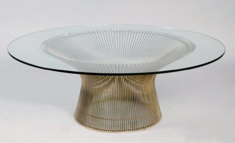 Table basse à plateau circulaire de verre reposant sur un piètement en treillis de méta