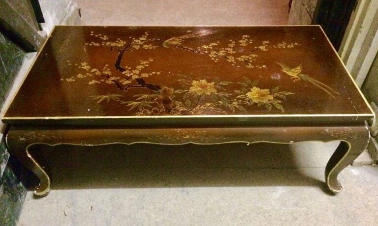 Table basse chinoise à décor d’oiseaux branchés sur fond bru
