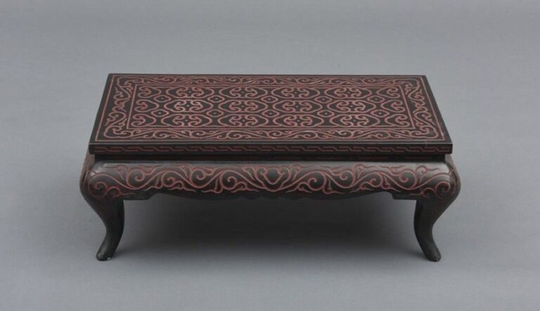 Table basse chinoise sculptée et garnie de laque noir