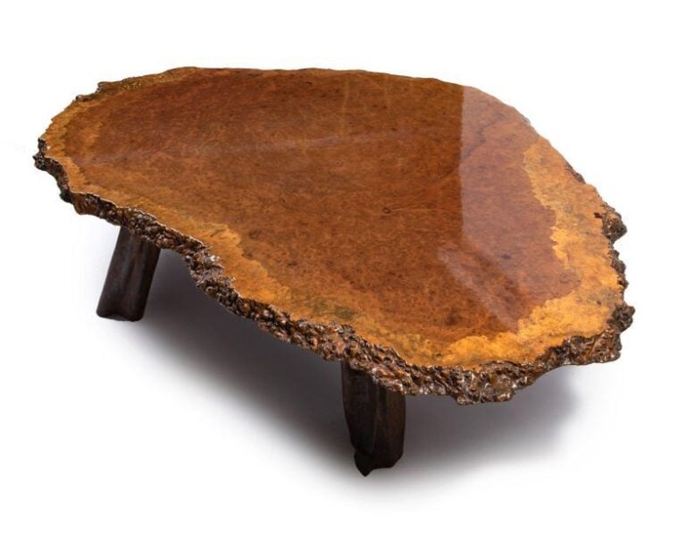 Table basse de forme irrégulière avec plateau en boi