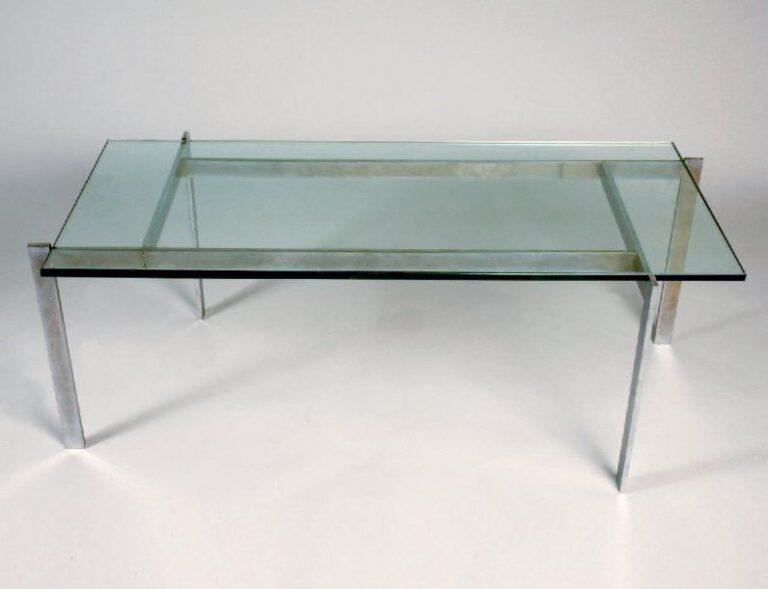 Table basse de forme rectangulaire, dalle de verre reposant sur un piètement en lames d'acier chrom