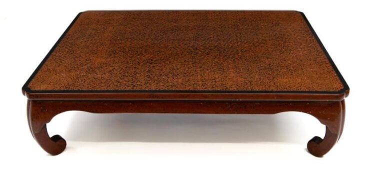 Table basse de forme rectangulaire garnie de laque wakasanur