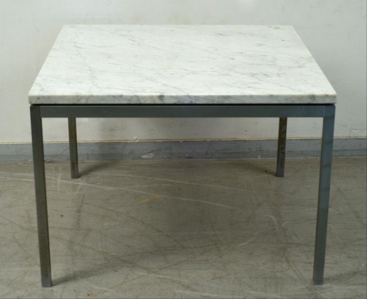TABLE-BASSE de section carrée à rmature métallique et dessus de marbre (vendue en l'état