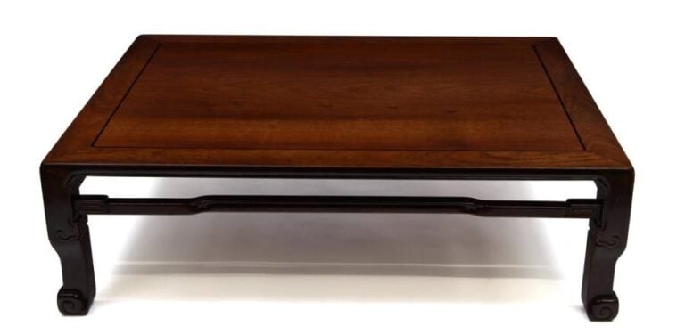 Table basse de style chinois garnie de laque transparente et marron fonc