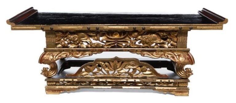 Table basse de temple dont l'avant, entièrement doré à la feuille, est richement sculpt