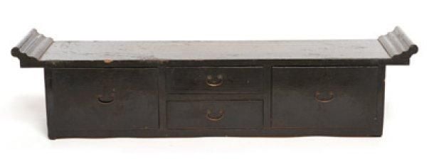 Table basse de temple laquée noire avec quatre tiroirs à l'avan