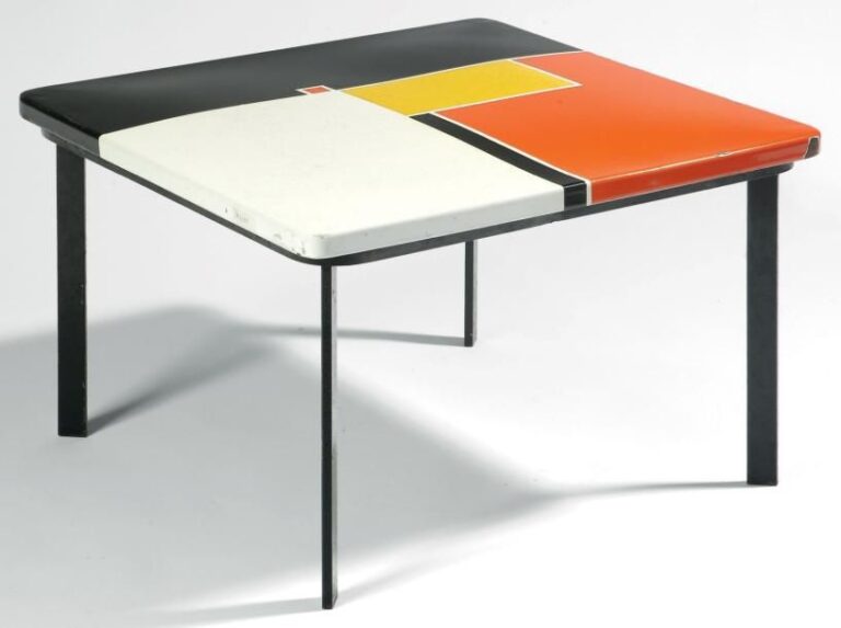 Table basse émaillée Table basse de forme carrée à piètement métallique laquée noir recevant un plateau carré en tôle émaillée blanc, jaune, noir et orang