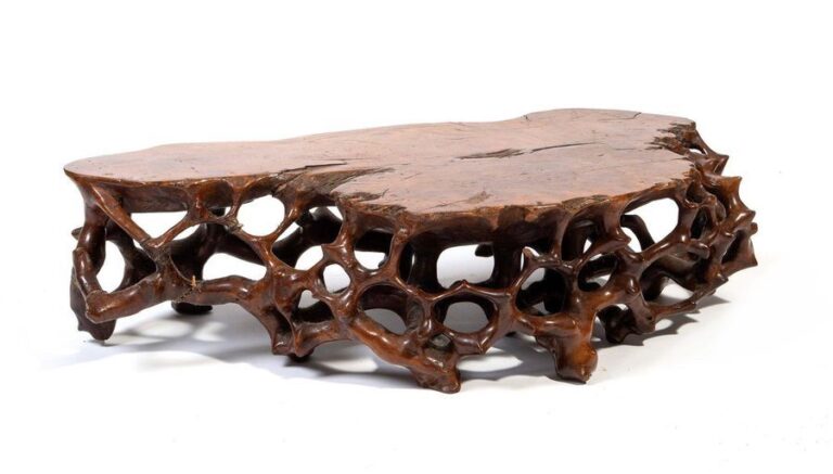 Table basse en bois poli fabriquée à partir d'une racine d'arbr