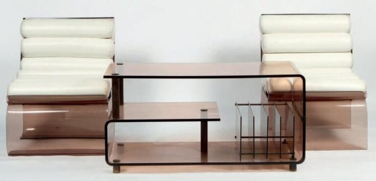 Table basse en plexiglas, 110 x 45 cm et deux fauteuils en plexiglas, année 7