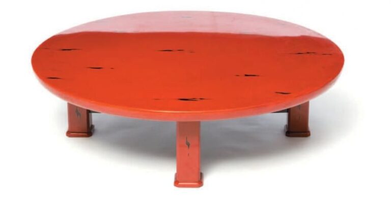 Table basse laquée de couleur rouge negoro et de forme rond