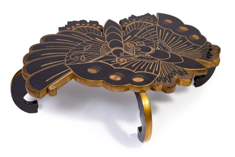 Table basse laquée noir en forme de deux papillons stylisés, réhaussée de laque maki-e o