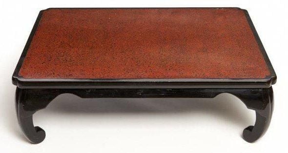 Table basse laquée noire avec un plateau garni de laque rouge wakasa-nur