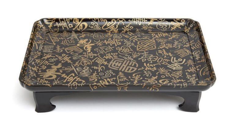Table basse laquée noire (zen), dont le dessus est décoré de diverses graphies du caractère kotobuki (Longue Vie, également: Félicitations) en laque en relief dorée et argentée makie-