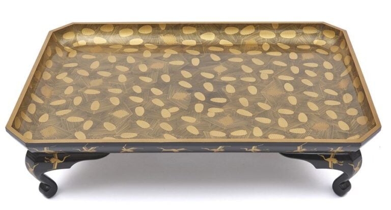 Table basse laquée noire (zen) dont les côtés sont décorés de petites grues en vol stylisée