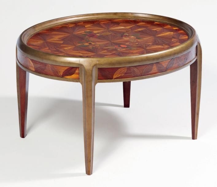 Table basse ovale Table basse ovale à bord chanfreiné souligné d'une ceinture et supporté par quatre pieds fuselé