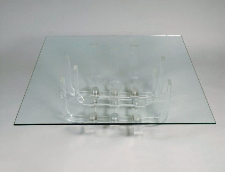 Table basse, piètement formé de lames de plexiglass surmonté d'une épaisse dalle de verr