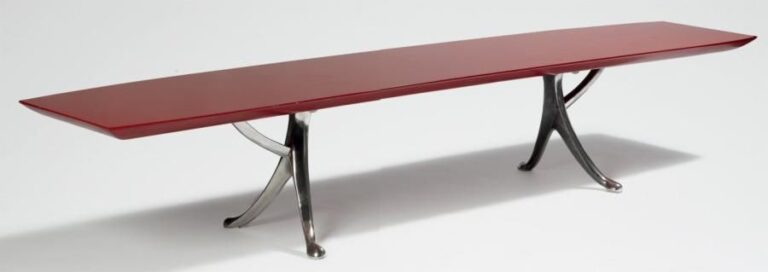 Table basse Table basse, piètement en fonte d'aluminium poli à la main et plateau en bois laqué roug