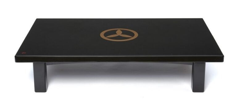 Table basse (zataku) en bois laqué de couleur noir