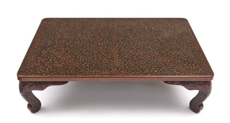 Table basse (zataku) garnie de laque dans des tons brillants rouges brique