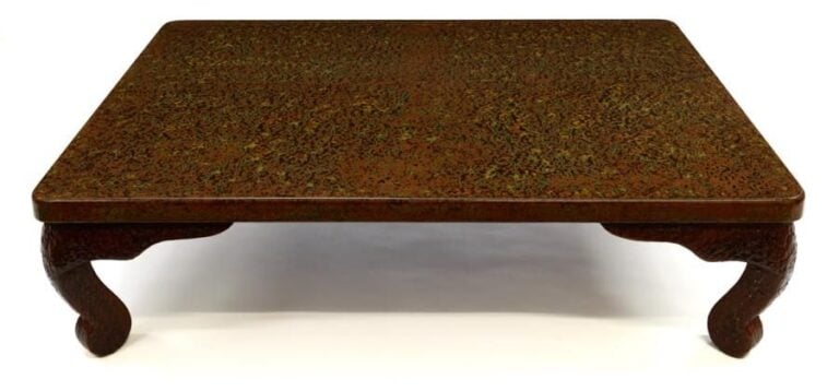 Table basse (zataku) garnie de laque wakasanuri dans des tons brillants dominants roug
