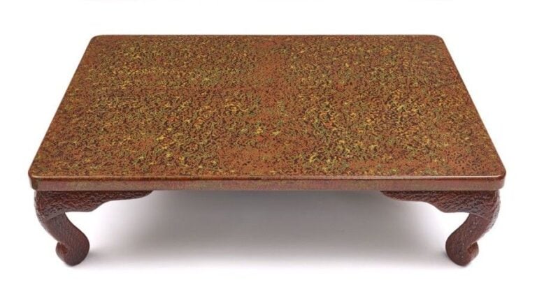 Table basse (zataku) garnie de laque wakasanuri dans des tons brillants dominants roug