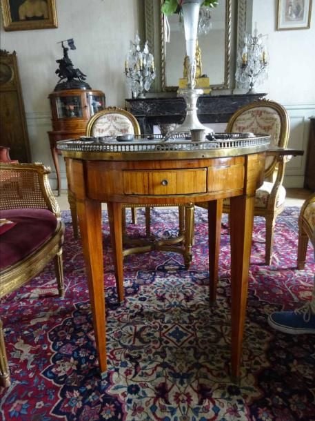 TABLE BOUILLOTTE en bois de placage à décor marqueté de filets d'encadremen