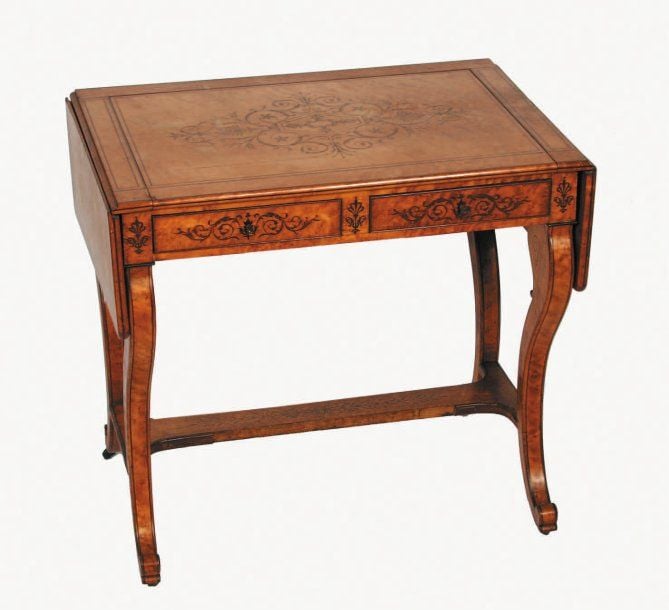 Table bureau à deux abattants, en érable moucheté marqueté de filets de palissandr