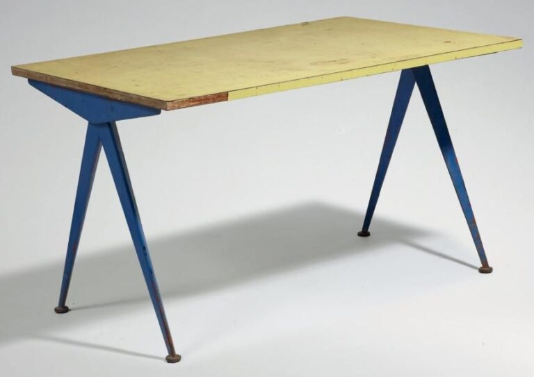 Table compas Table à piétement métallique et plateau en bois stratifi