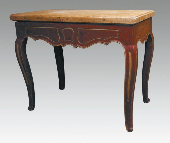 Table console en bois laqué rouge, dessus de marbre jaun