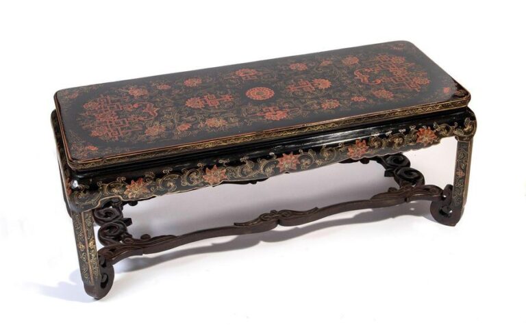 Table d'appoint chinoise laquée noire, son plateau et ses côtés ornés de volutes fleuries de lotus en or et laqué makie roug